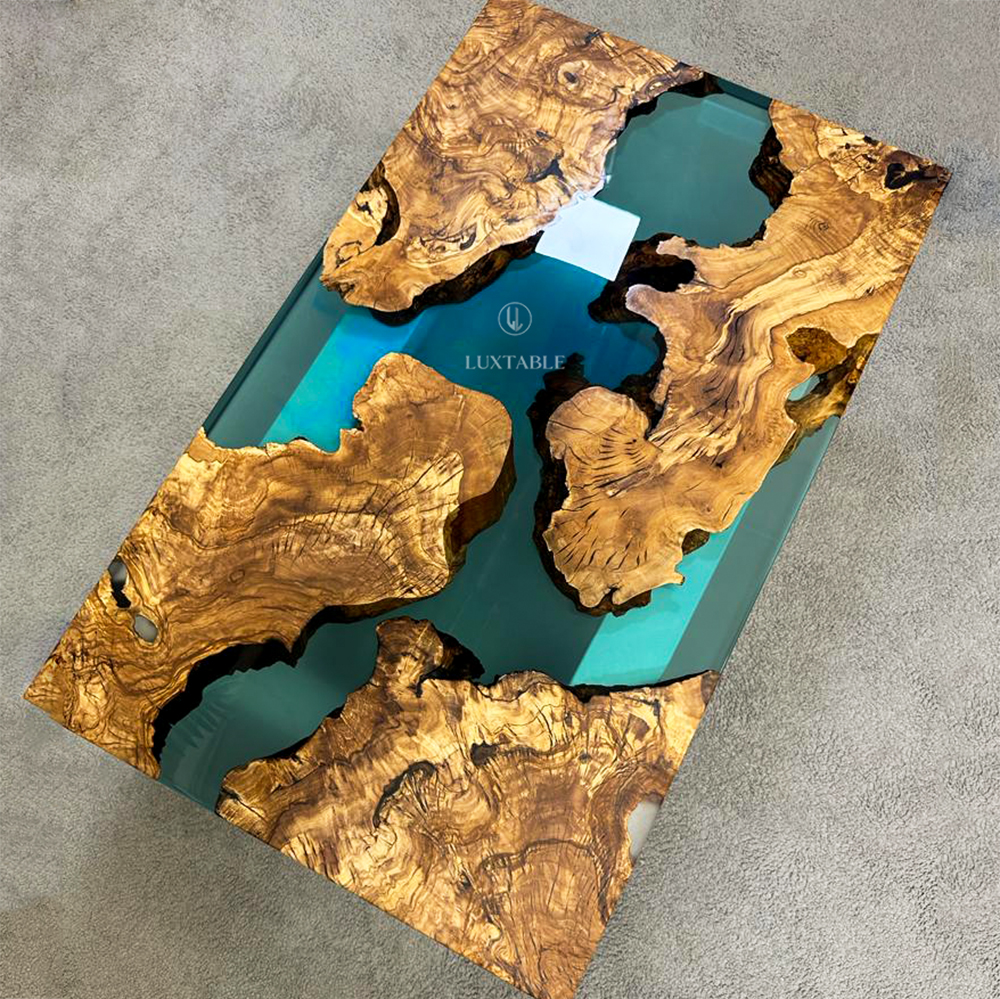 Epoxidharz Tische Alagoas aus europäischem Nussbaum und hellblauem Epoxidharz mit Metallic Effekt