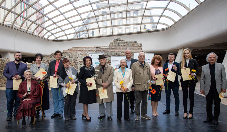 Обща снимка на наградените дейци на културата със Златно перо 2021