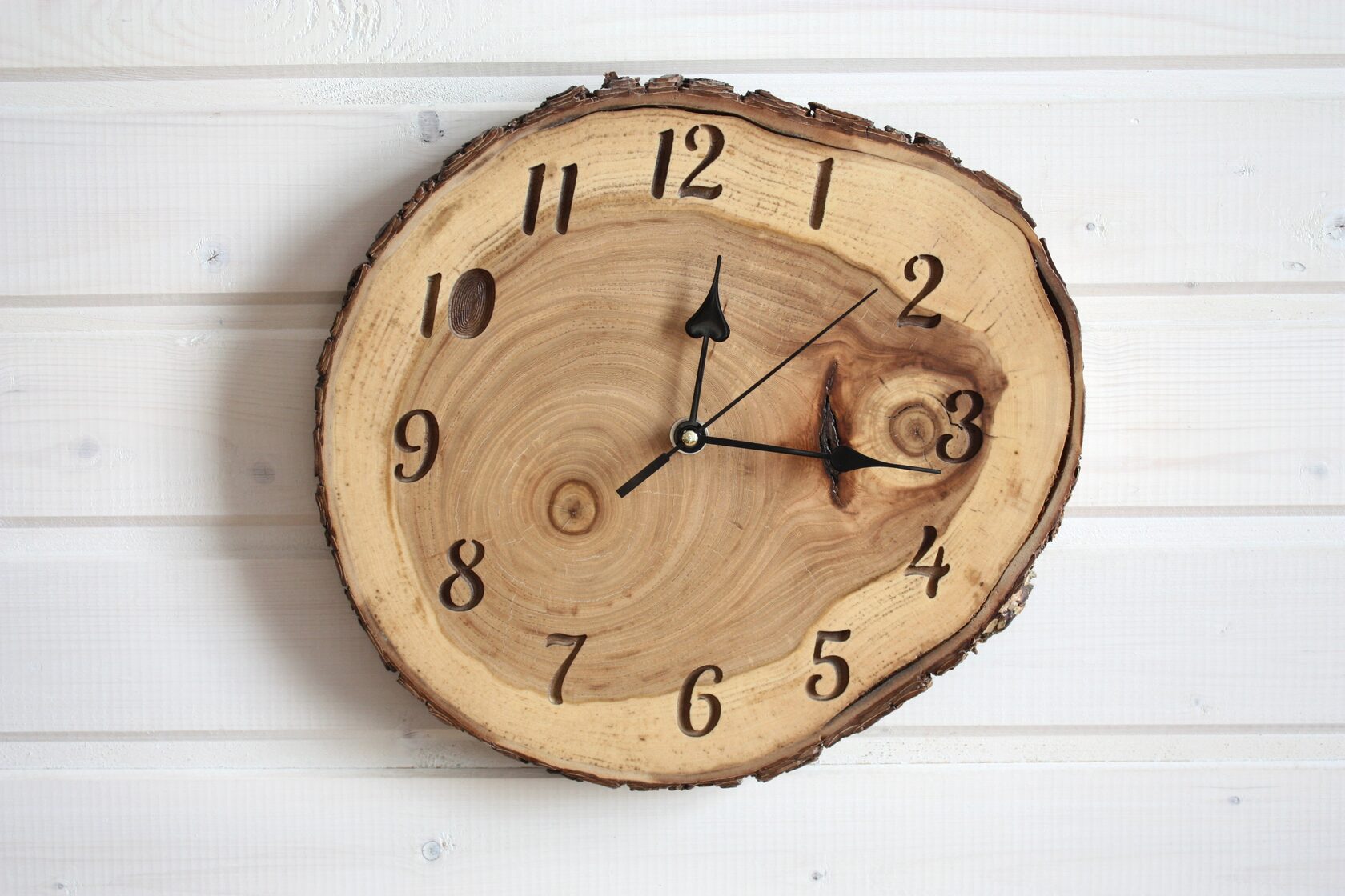 Часы из среза дерева