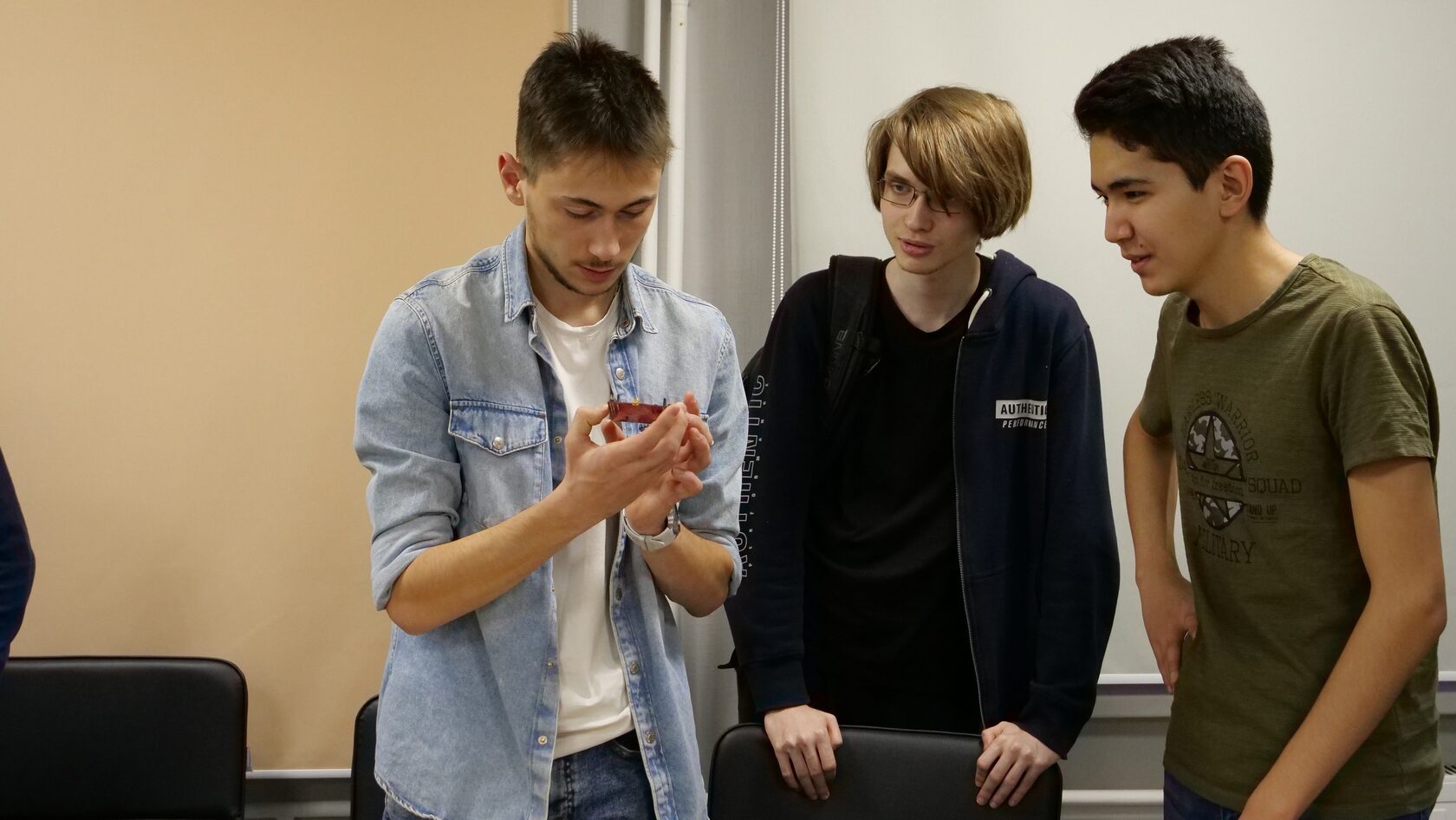 Современные старшеклассники. Средний школьный возраст. Учеба школьники. Студент 11. Студент готовится к экзамену.