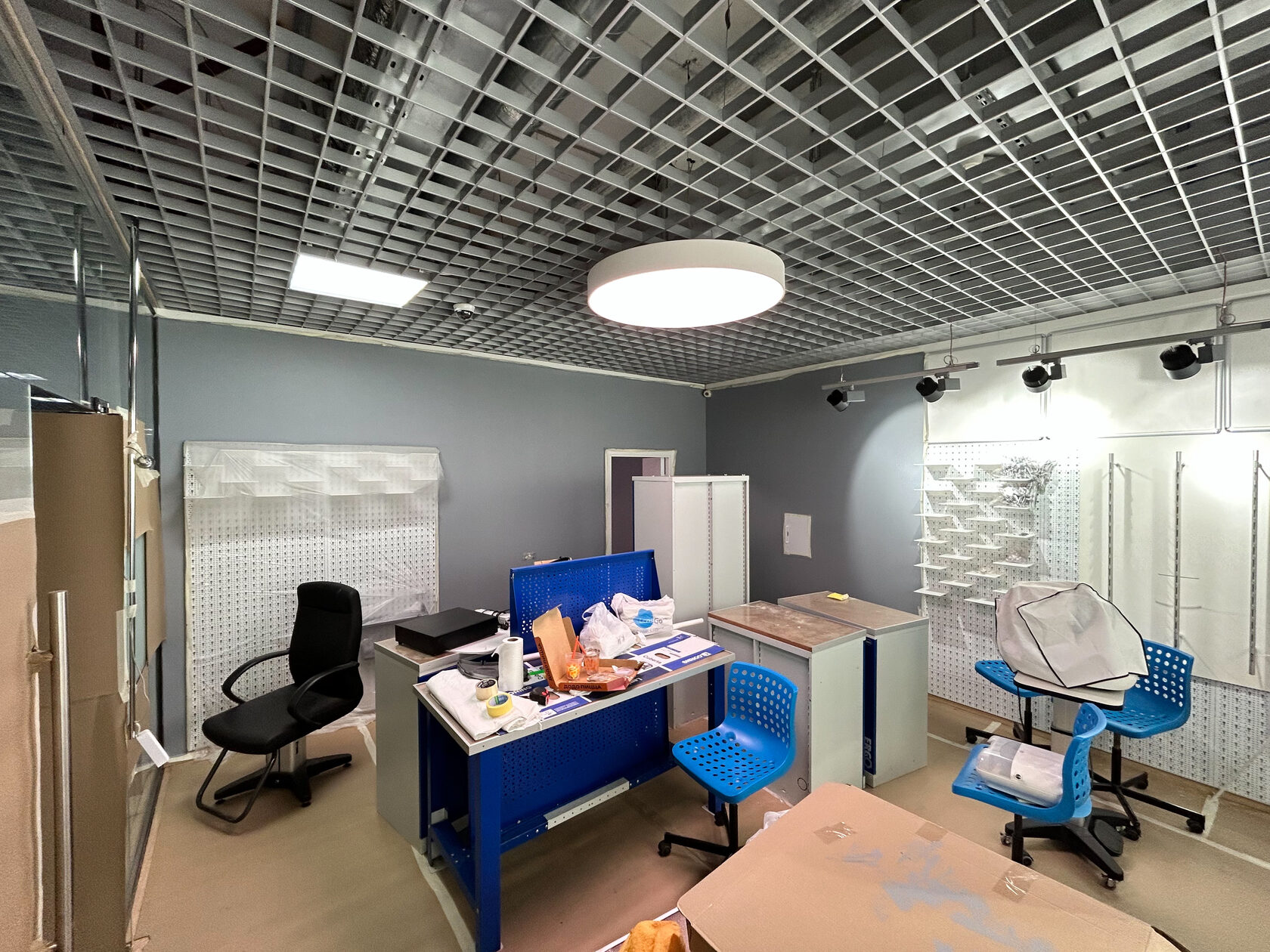 alt: Отделка офиса в Санкт-Петербурге, косметический ремонт стен и потолков title: Косметический ремонт коммерческих помещений под ключ