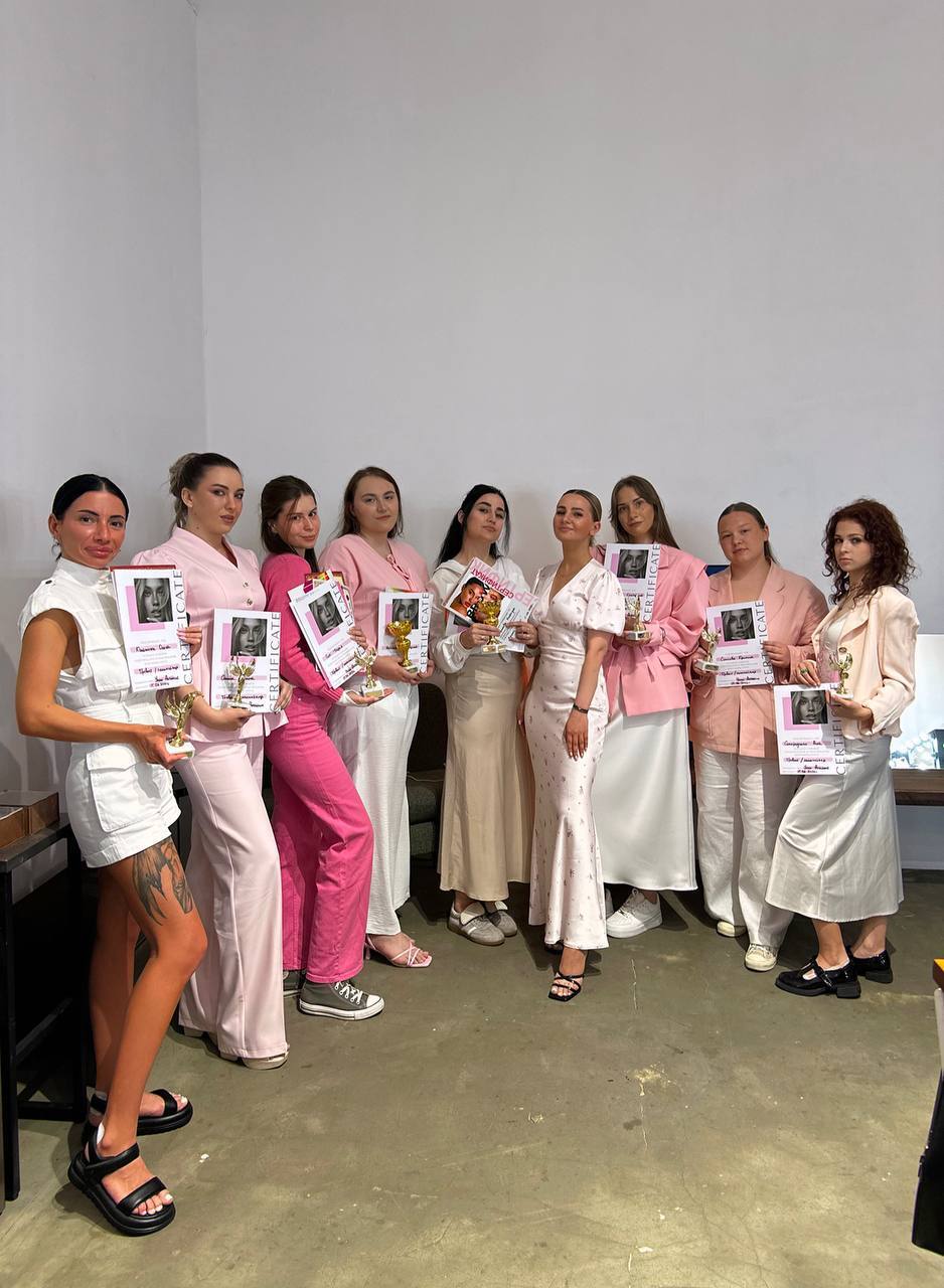 Выпускники Академии Красоты с кубками и дипломами