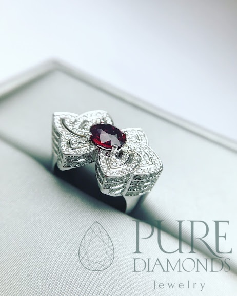 Кольцо с натуральным рубином и бриллиантами