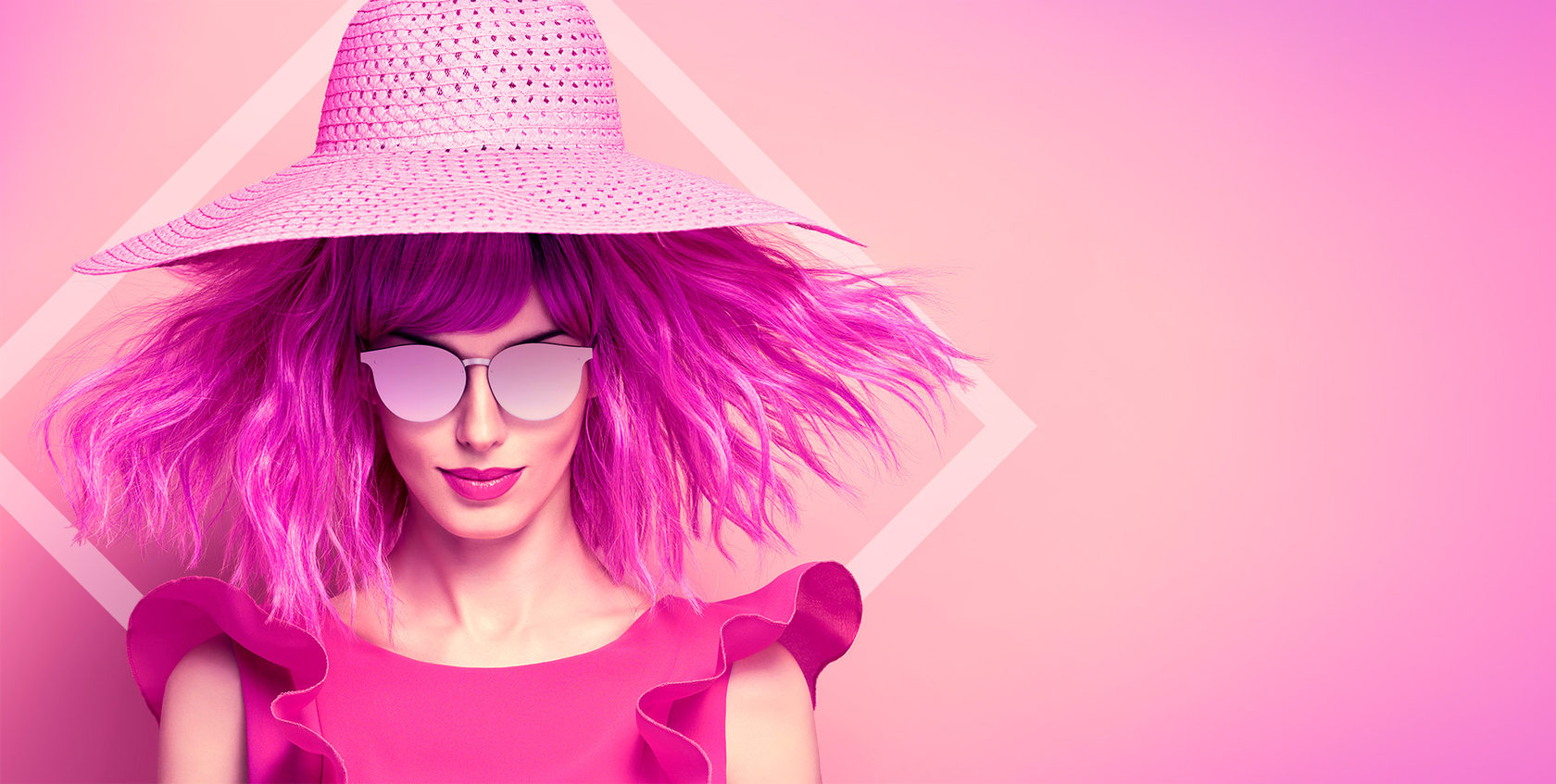 Розовые волосы в очках. Дама в розовых очках. Женщина в розовых очках картинки. Розовое платье креатив. Пинк в розовых очках.