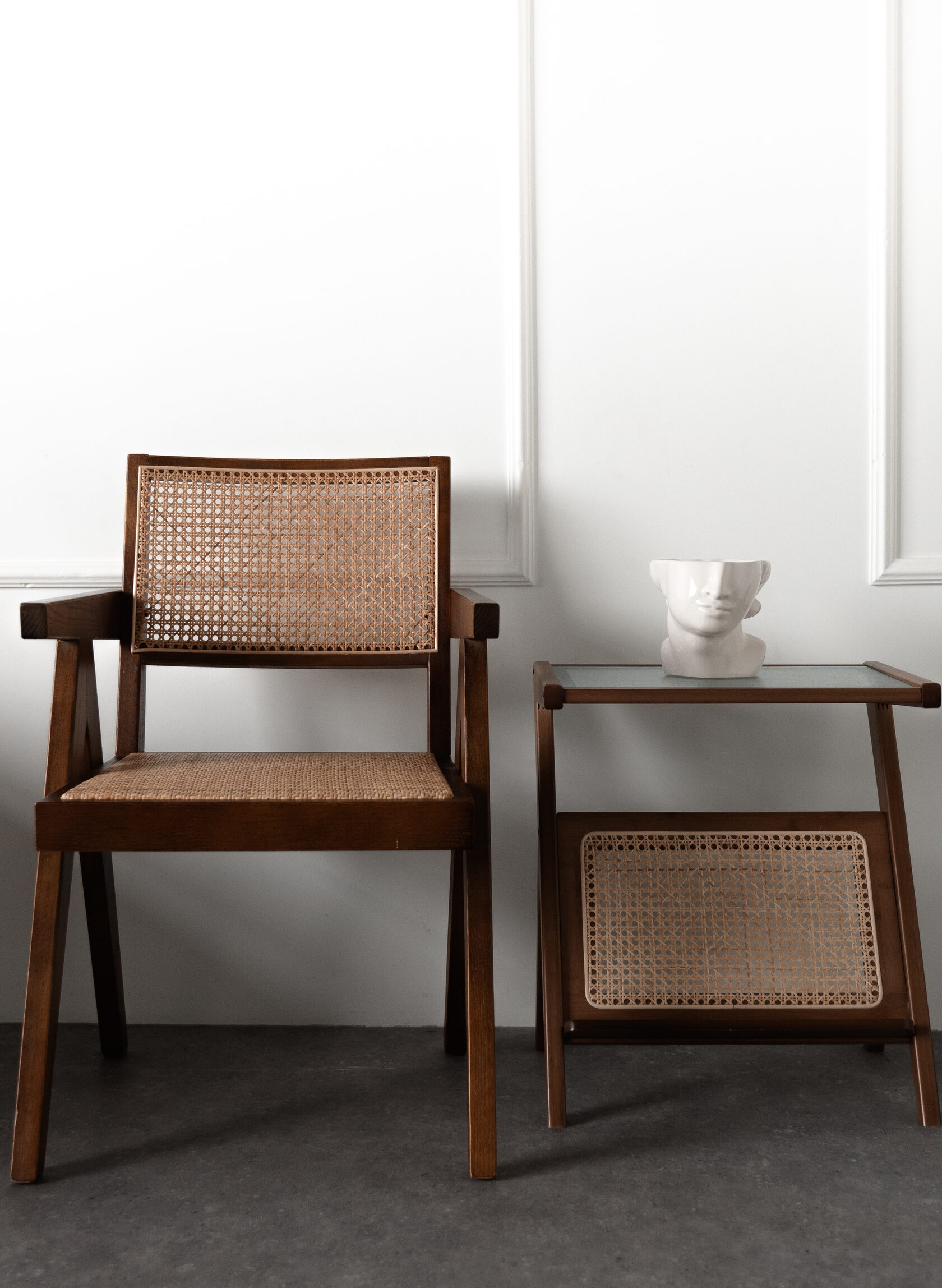 Стул на белом фоне в зале CYCLORAMA в фотостудии в Липецке