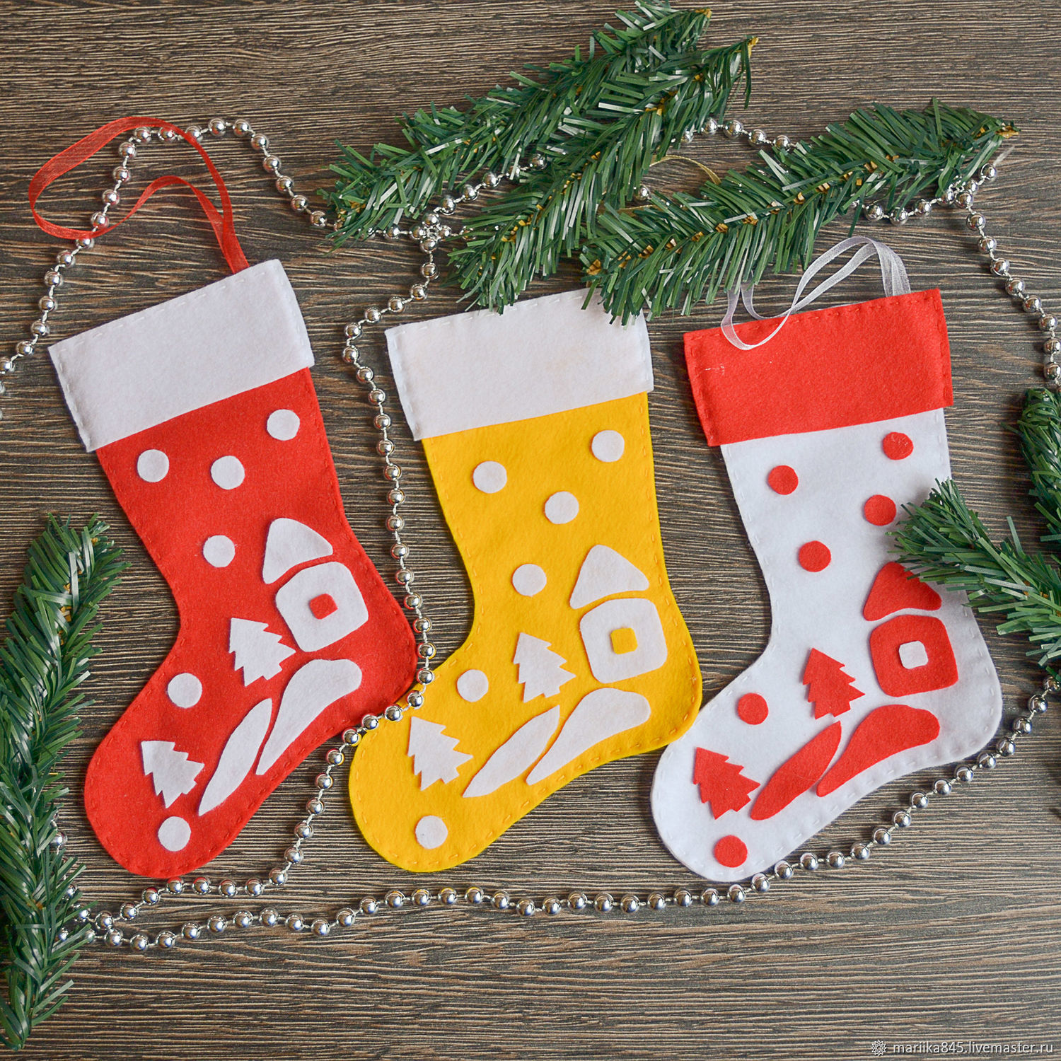 Новогодние носки для подарков: как выбрать и как сделать своими руками?