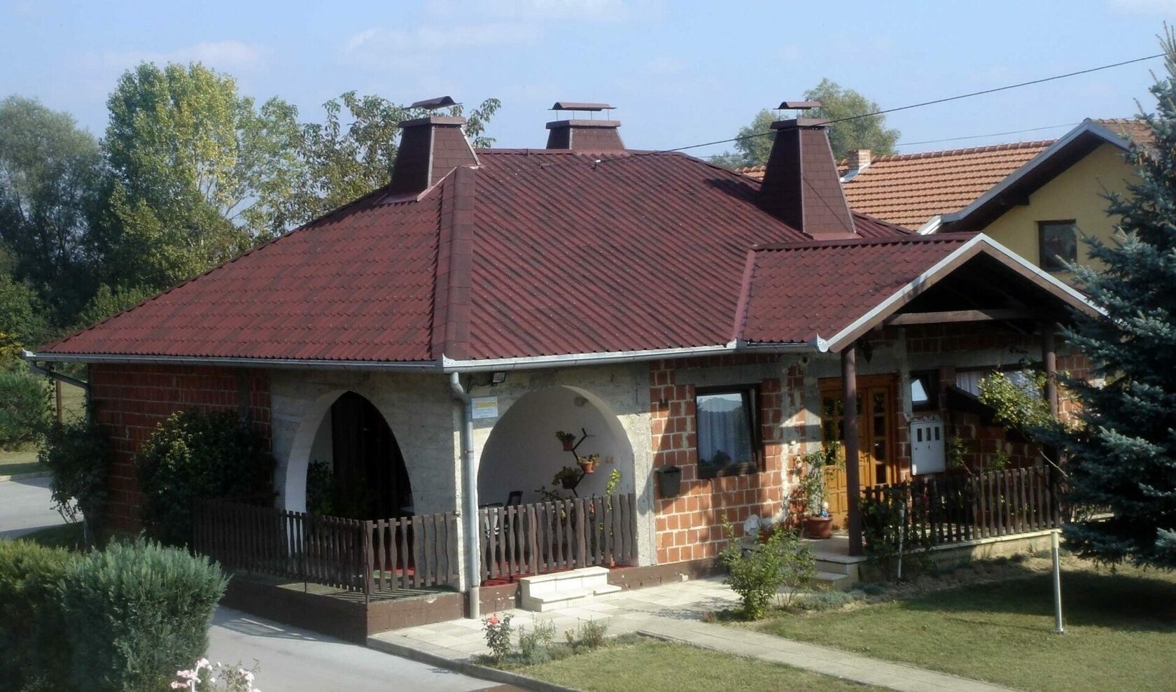 Вальмовая крыша из ондулина фото