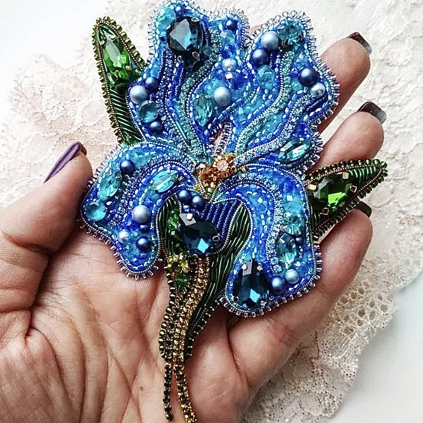 Брошь вышитая бисером. Брошь из бисера на фетре. Бисероплетение брошки. Бисерная брошь. Брошь.