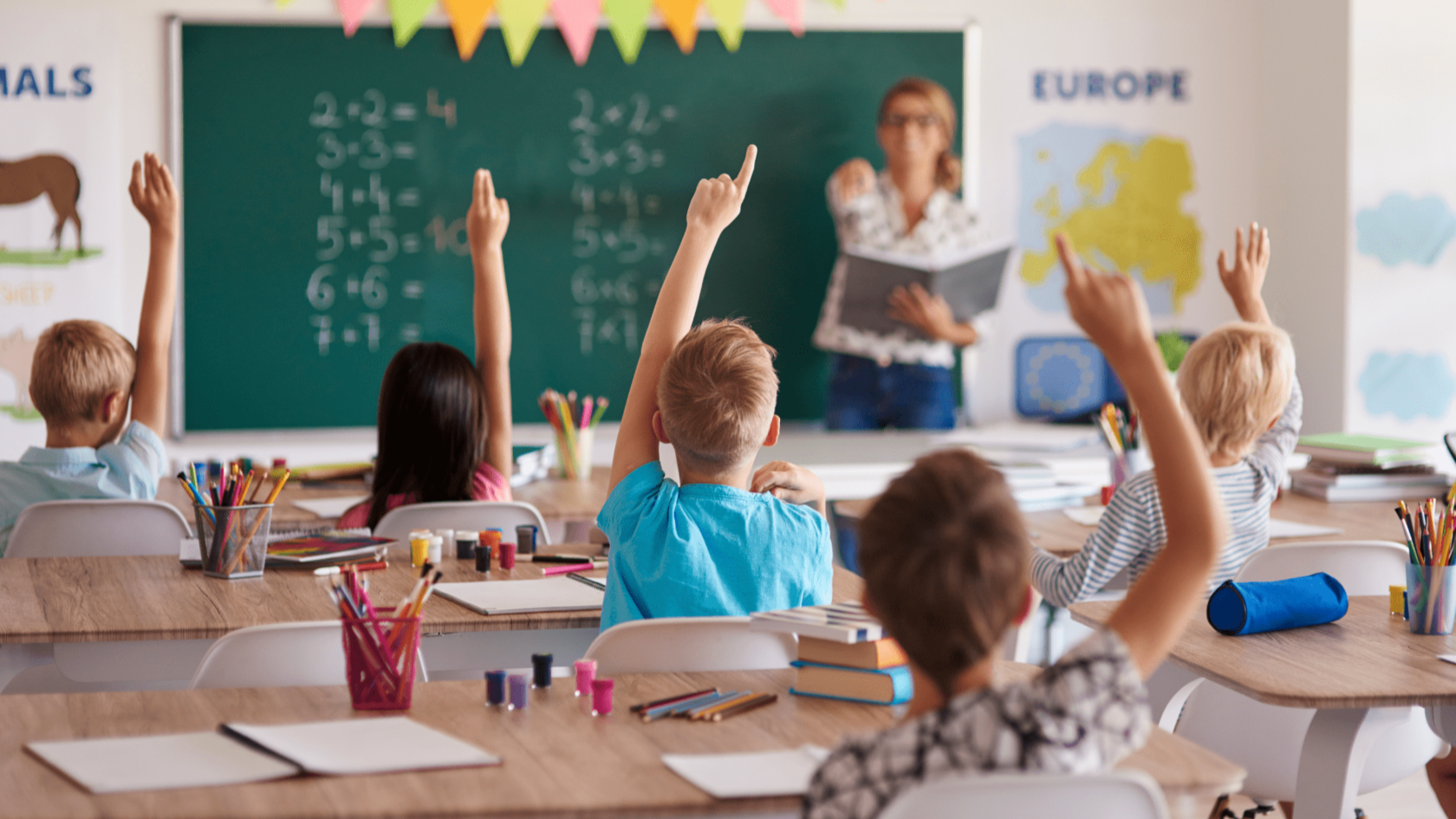 Teachers matter. Дети на уроке английского. Школьник тянет руку. Школьник поднимает руку. Школа.