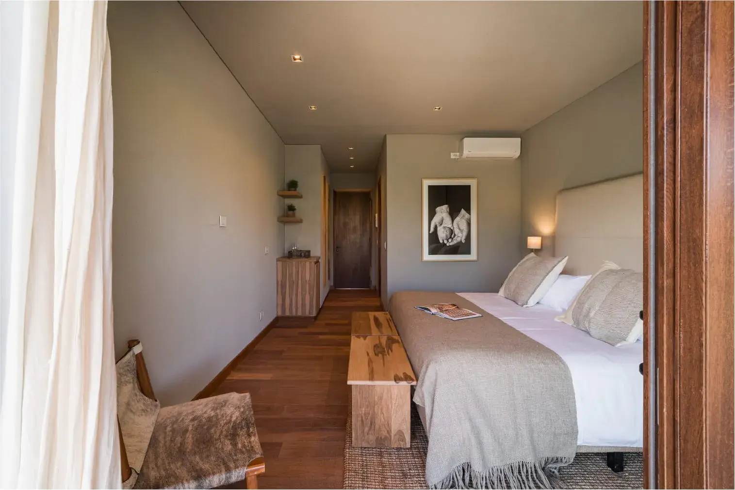 Спальня сьюта с деревянным полом и льняным текстилем, Macal Cachi Luxury Lodge