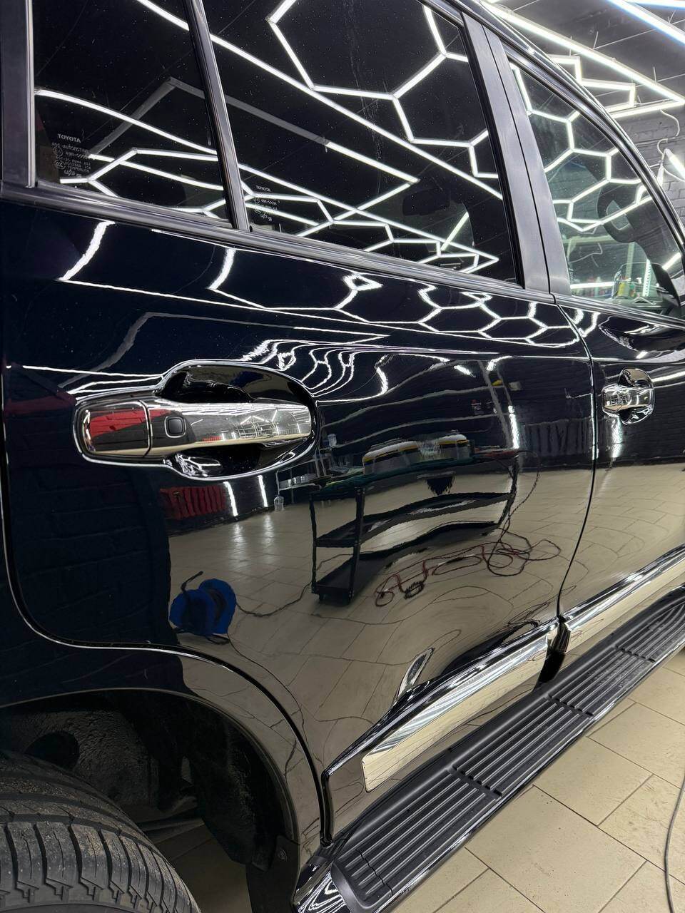 Двери Toyota крупным планом