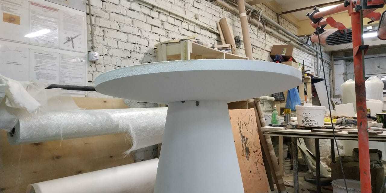 Модель дизайнерского стола из стеклопластика