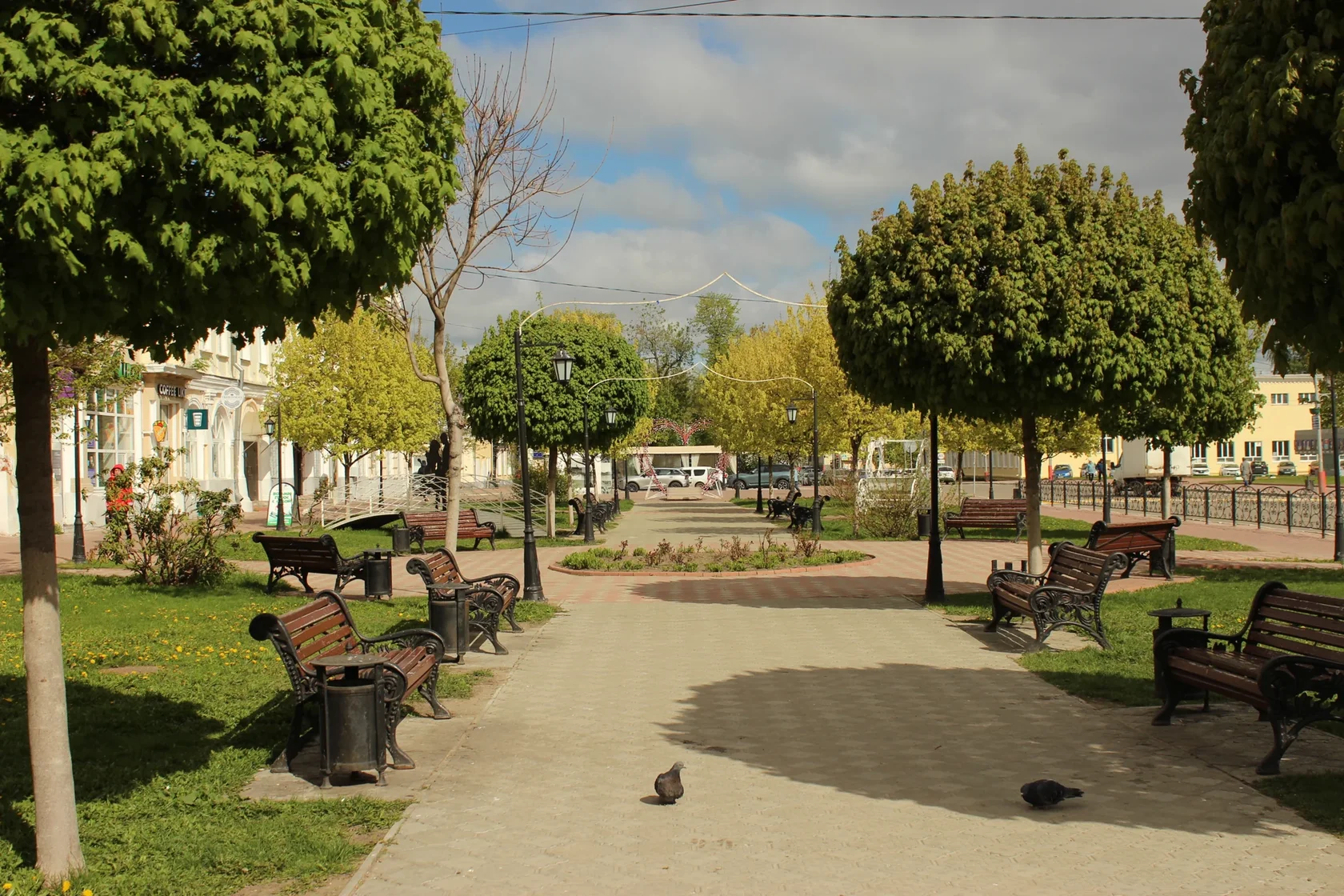 Дорожка и скамейки в сквере в центре Мурома