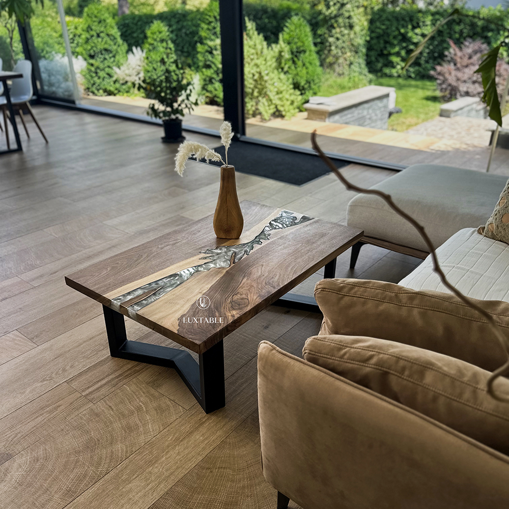 Epoxidharz Tische Alagoas aus europäischem Nussbaum und hellblauem Epoxidharz mit Metallic Effekt