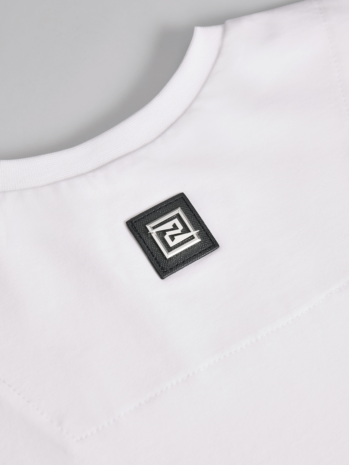 дизайнерский значок бренда на футболке