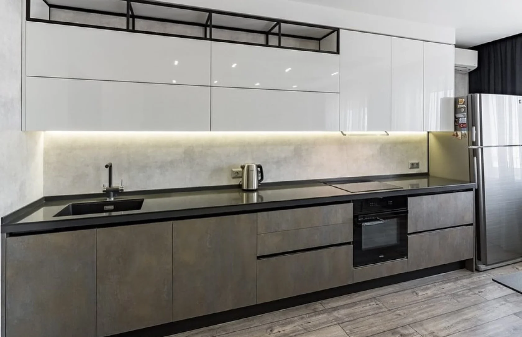 Прямая кухня с фасадами серого цвета