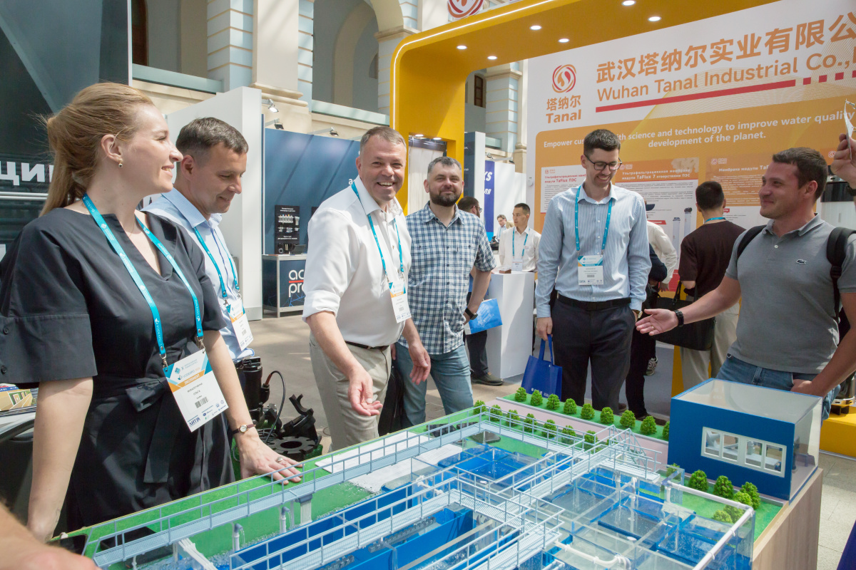 Обсуждение технологии у макета на выставке VODEXPO