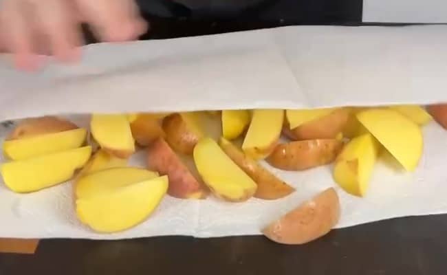 Приготовление картофеля по-деревенски в духовке дольками: шаг 3
