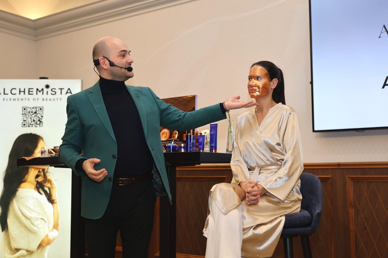 Модел със златна шийт маска по време на демонстрация на Augustinus Bader