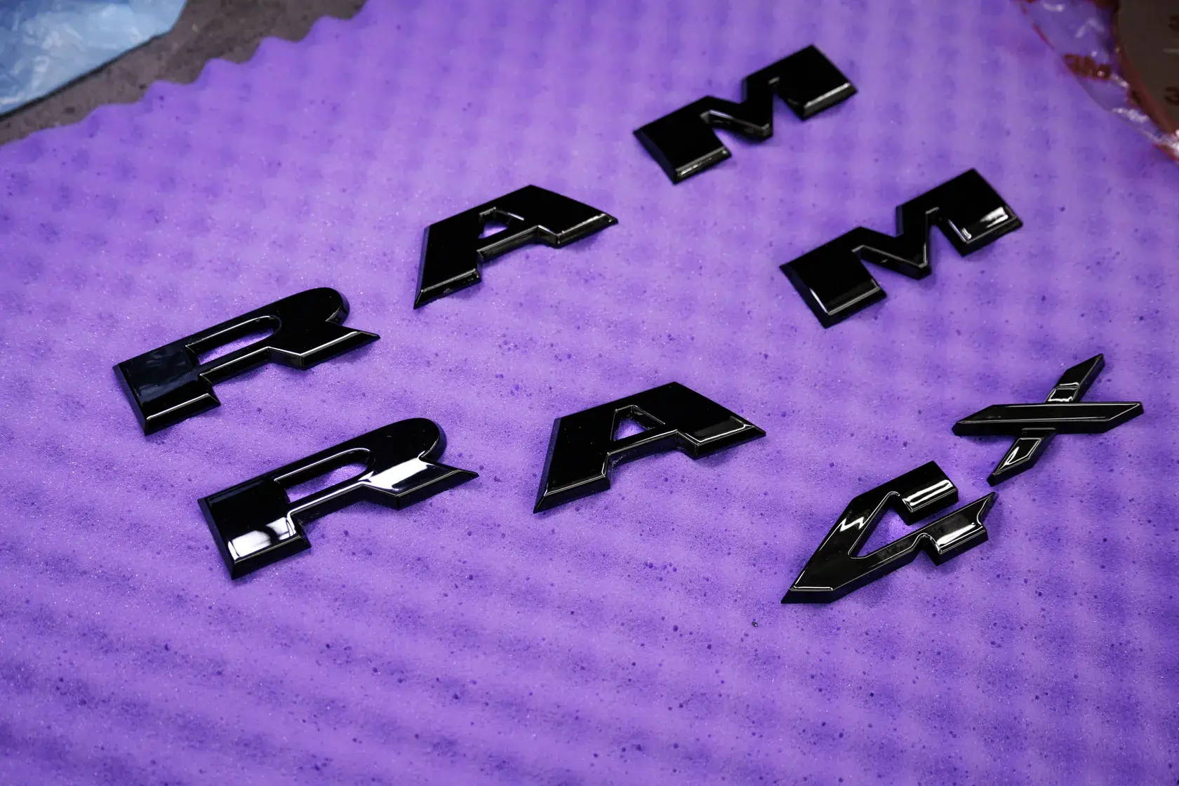 Буквы шильдика RAM после затемнения