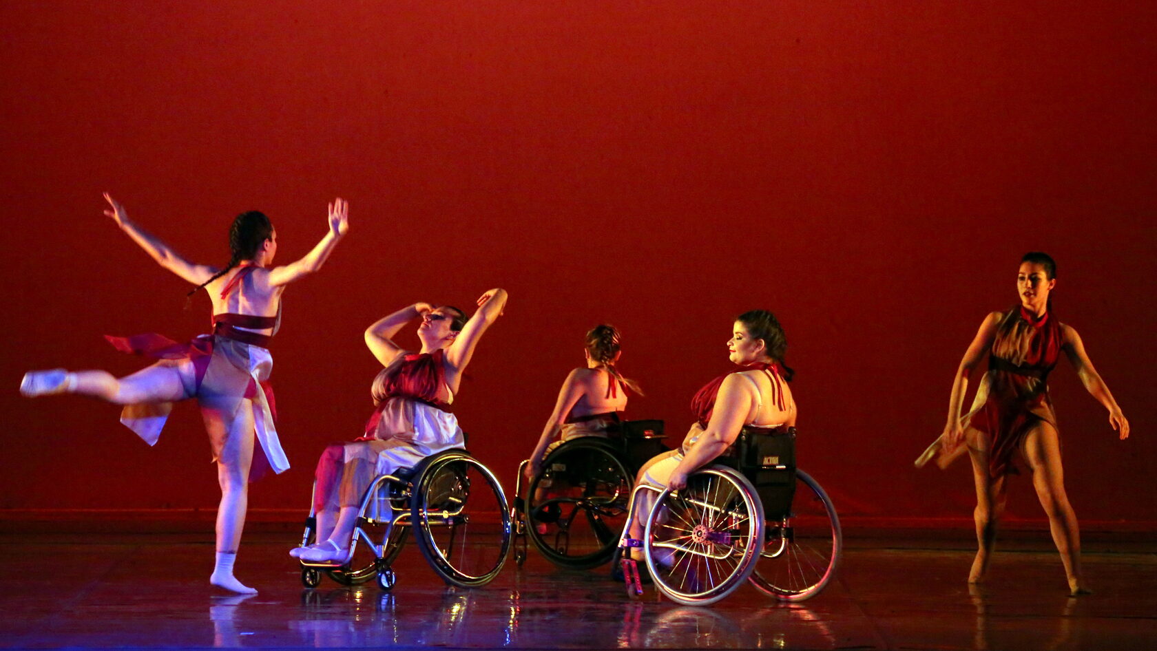 Представить выступление. Картинки инклюзивный танец на белом фоне. Inclusive Dance World Vision картинки.