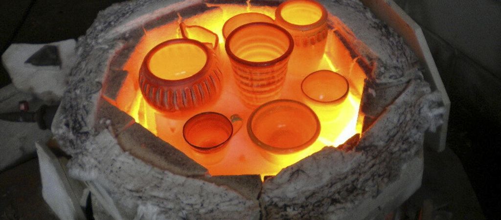 Обжиг глины. Обжиг красный глины. Печь для обжига глины. Печь для обжига глиняных изделий. Обжиг глины.