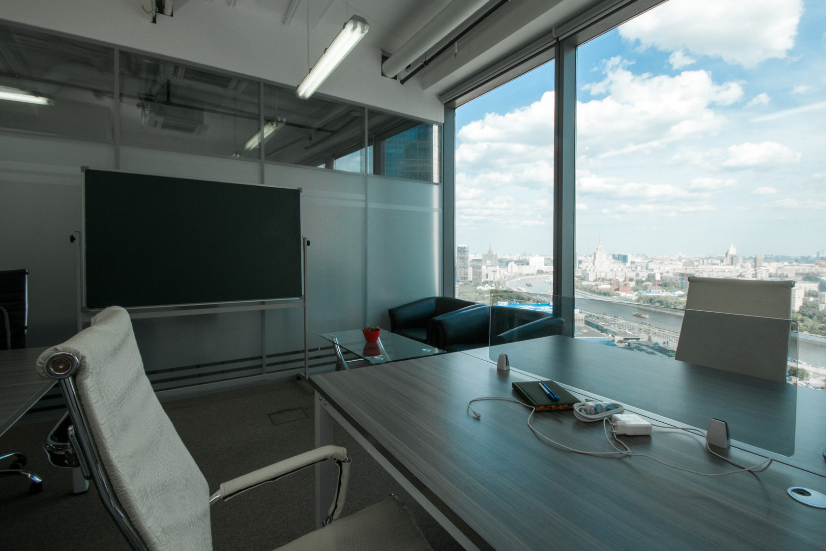 Офис в москва сити. Вид из окна офиса. Офис в Сити. Офис в Москве. Вид из окна офиса на город.