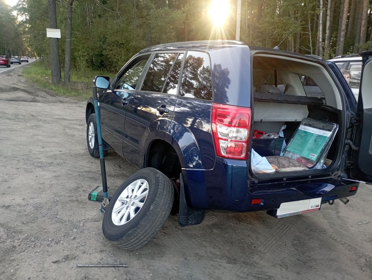 Установили запасное колесо на автомобиле Сузуки Гранд Витара в деревне Скотное Всеволожский район Лен. области
