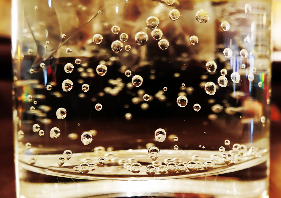 Пузырьки газировки. Газированная вода в стакане. Пузыри в воде. Вода с пузырьками в стакане. Кислород воздуха растворяется