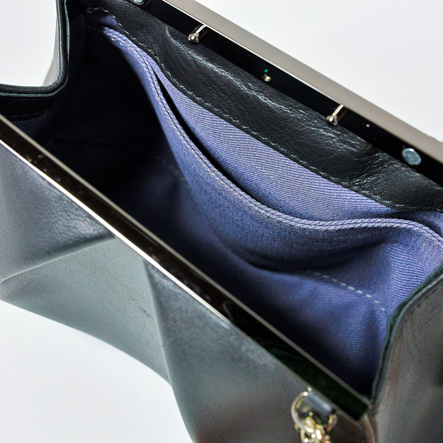  каркасный клатч Drop на магнитном фермуаре черного цвета из натуральной кожи премиум качества