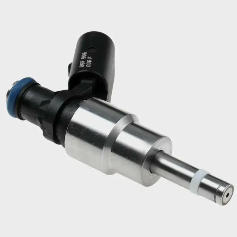 Ряд автомобильных топливных форсунок (бензиновых и дизельных) на темном фоне, демонстрирующих их сложную конструкцию.