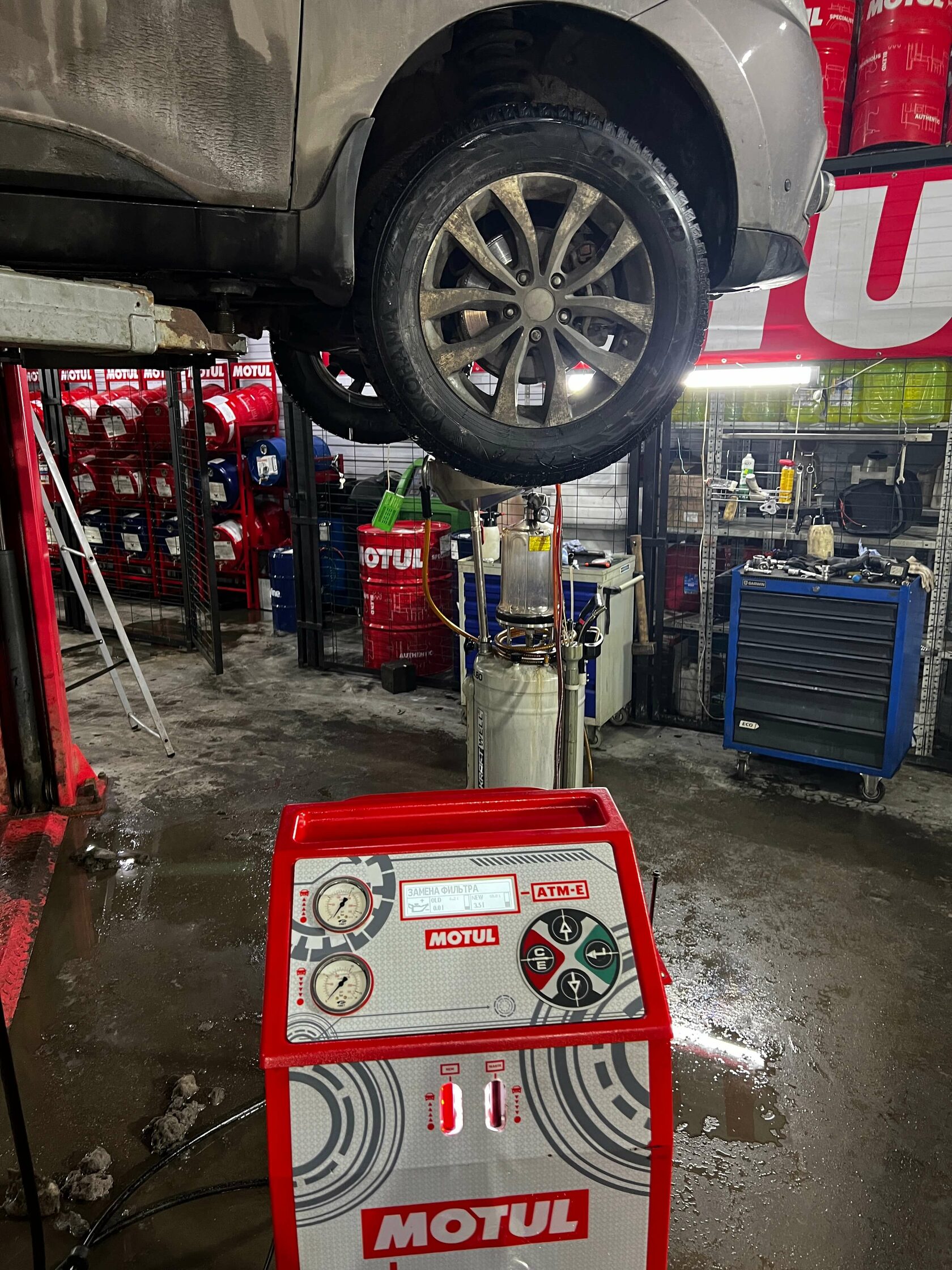 Процесс замещения масла Motul Evo