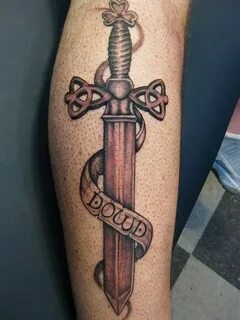 Татуировки с мечом, символизм и значение для парней, варианты 2024 года
