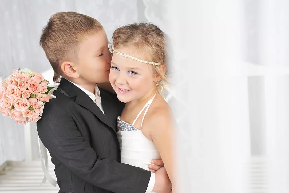 Брак несовершеннолетних в рф. Ранние браки. Дети жених и невеста. Дети в свадебных нарядах. Подростки на свадьбе.