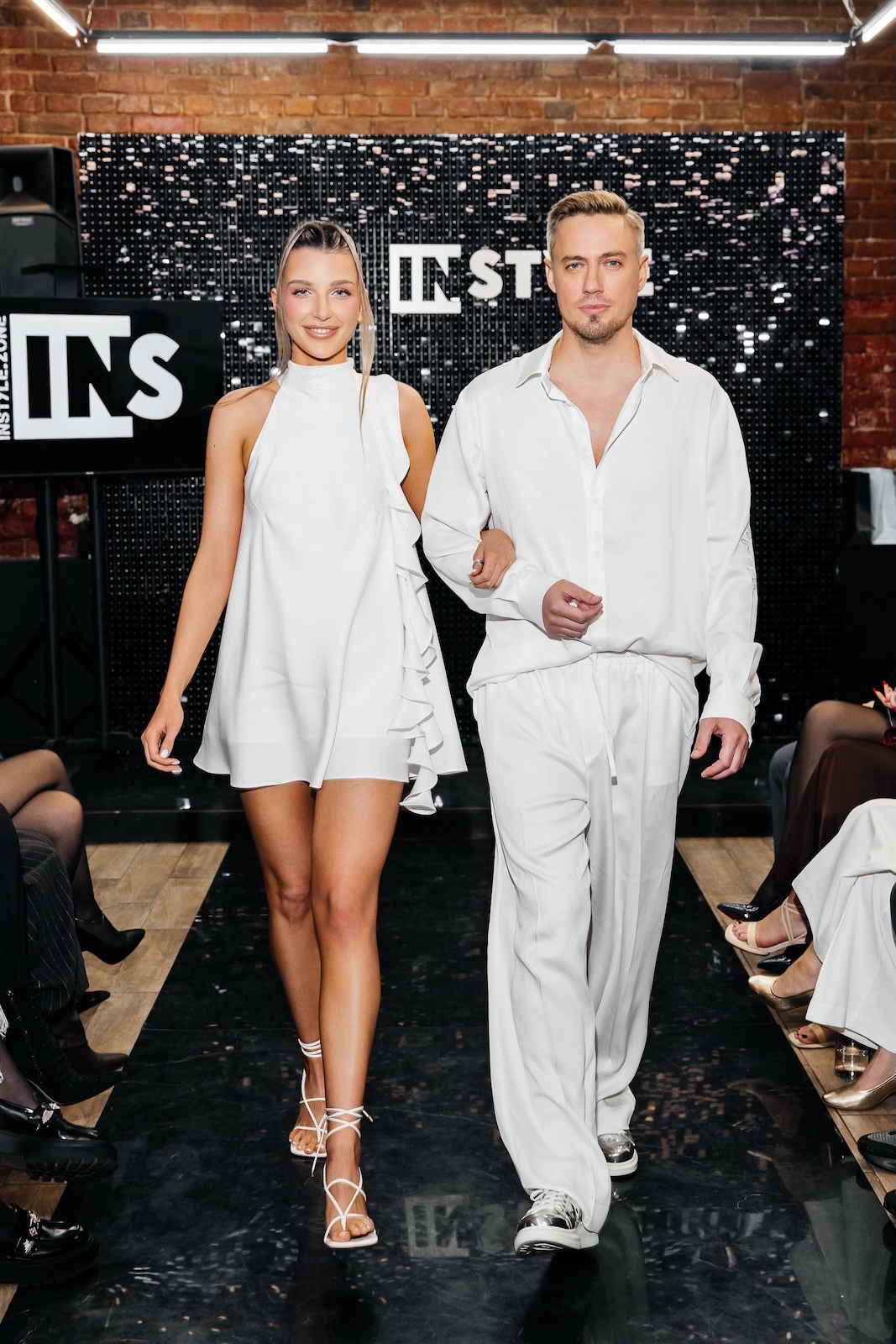 Fashion Show OVVIO × Радио JAZZ 89.1 FM — модели на подиуме в белых образах капсульной коллекции, Instyle Zone, Москва, 14 мая 2026