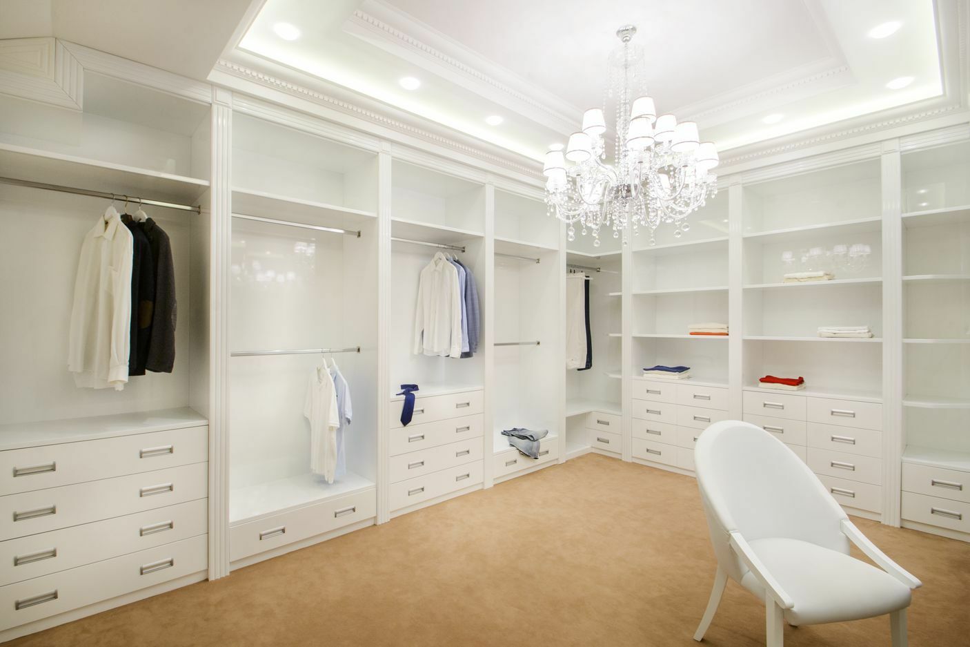 Белая гардеробная комната