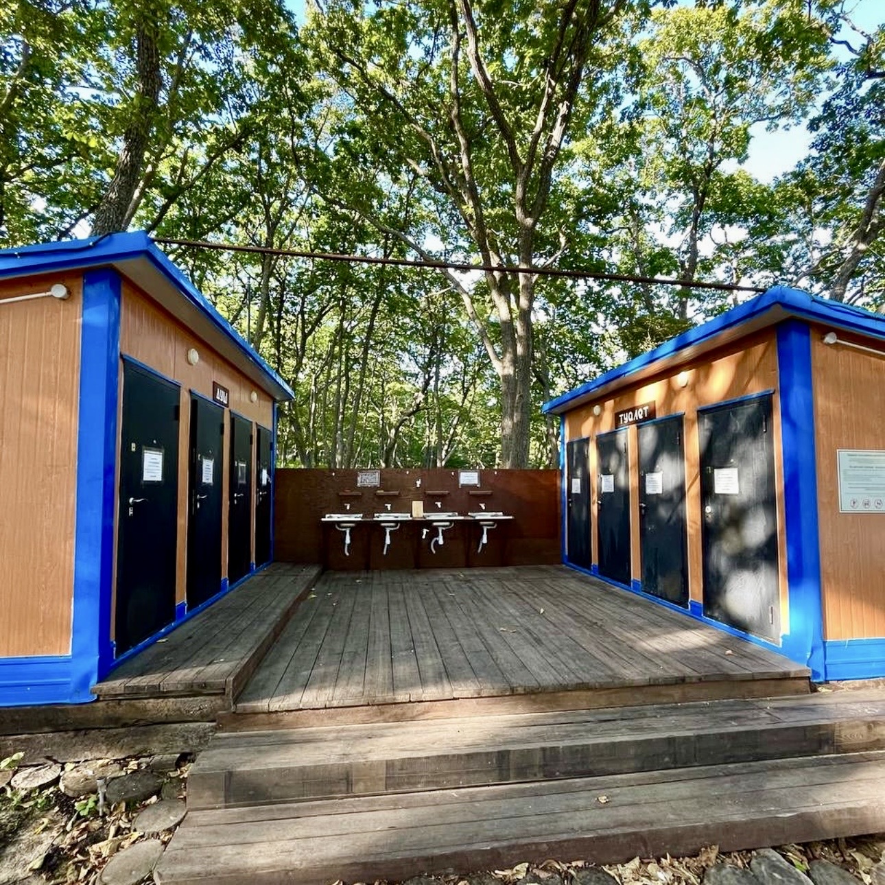 Места общего пользования глэмпинг-парка: душ, умывальники, туалет.