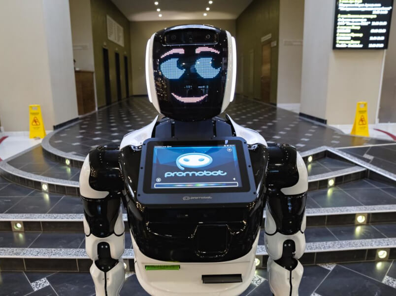 Гость общается с роботом-промоутером Promobot V4 в прокат