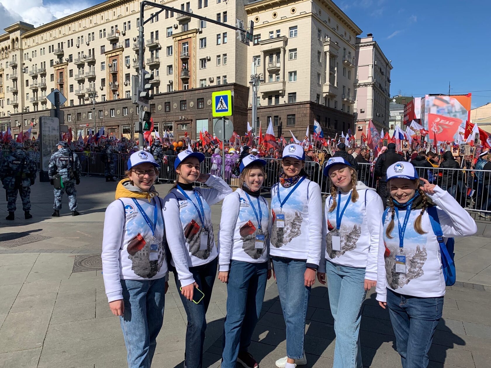 Победа team. Парад Победы волонтеры Победы. Японский болельщик в Екатеринбурге. Бессмертный полк Москва волонтеры. Великая победа волонтеры.