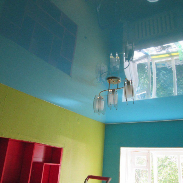 Матовый потолок в гостиной