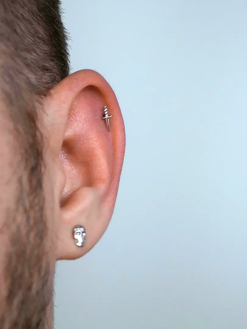 Красивый прокол Хеликс на ухе