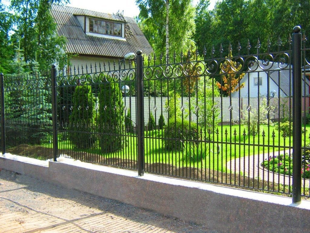 Металлические заборы купить москва. Заборы и ограждения. Металлический забор. Красивый металлический забор. Кованый забор.