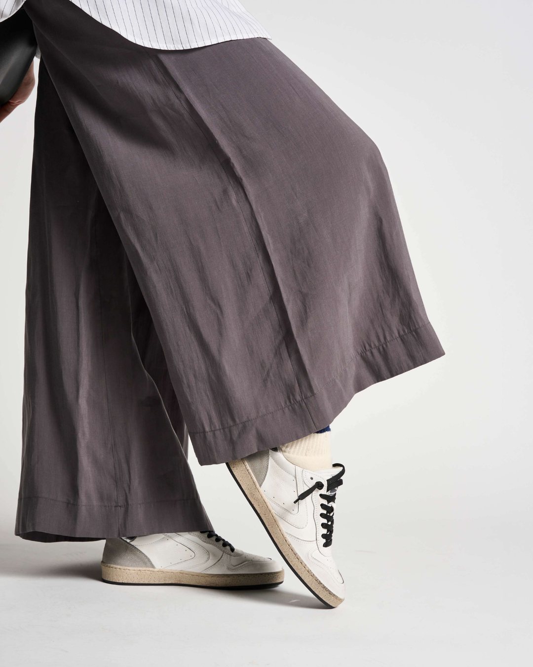 Valsport: sneaker bianca con logo nero indossata con pantaloni ampi