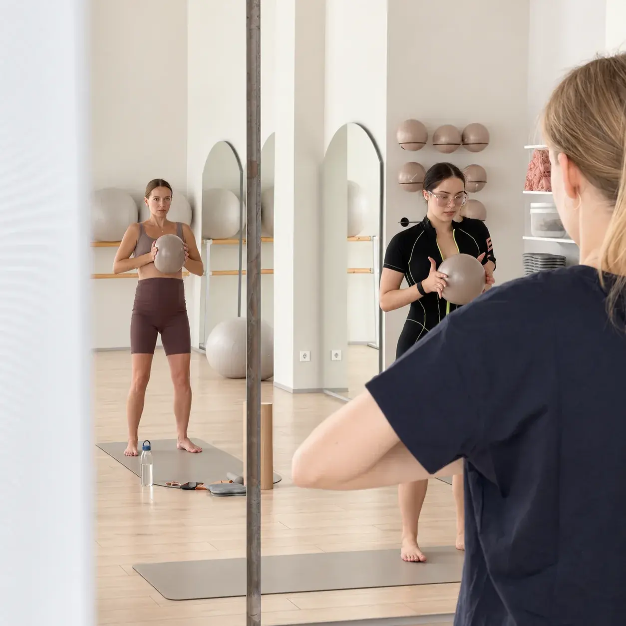 Команда сотрудников на корпоративной тренировке в студии «босиком»
