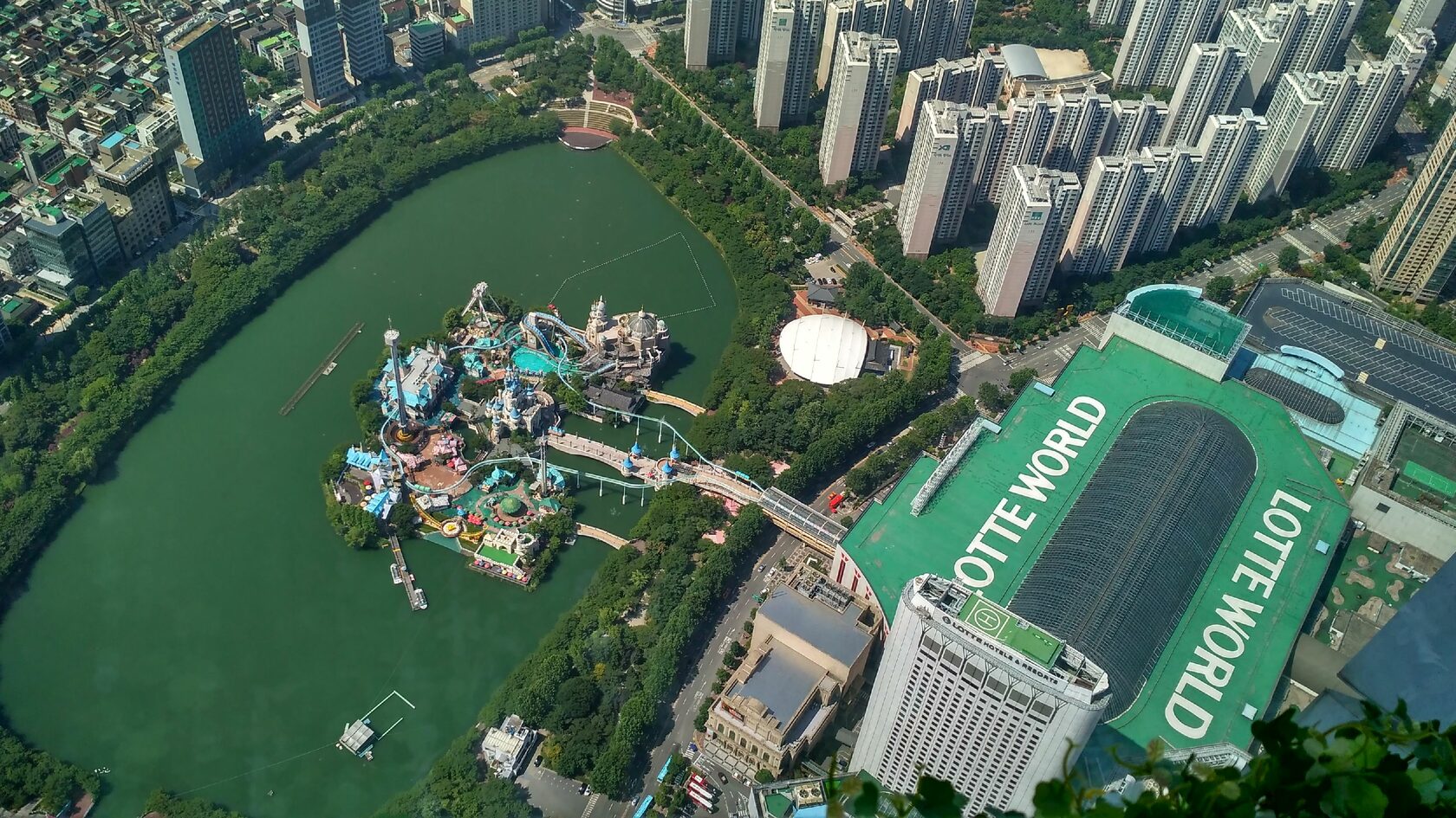 Ворлд сеул. Lotte World Сеул Magic Island. Lotte Park. Мир Лотте Сеул вид сверху. Уолкер-Хилл Сеул.