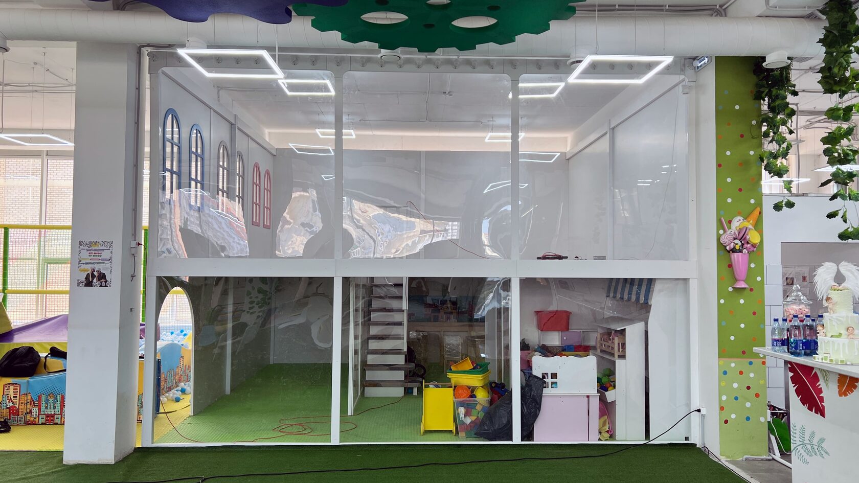 Игровой домик в помещении с нейтральным дизайном