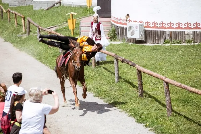 Этноаул Гунны — конные игры и юрты на фоне гор
