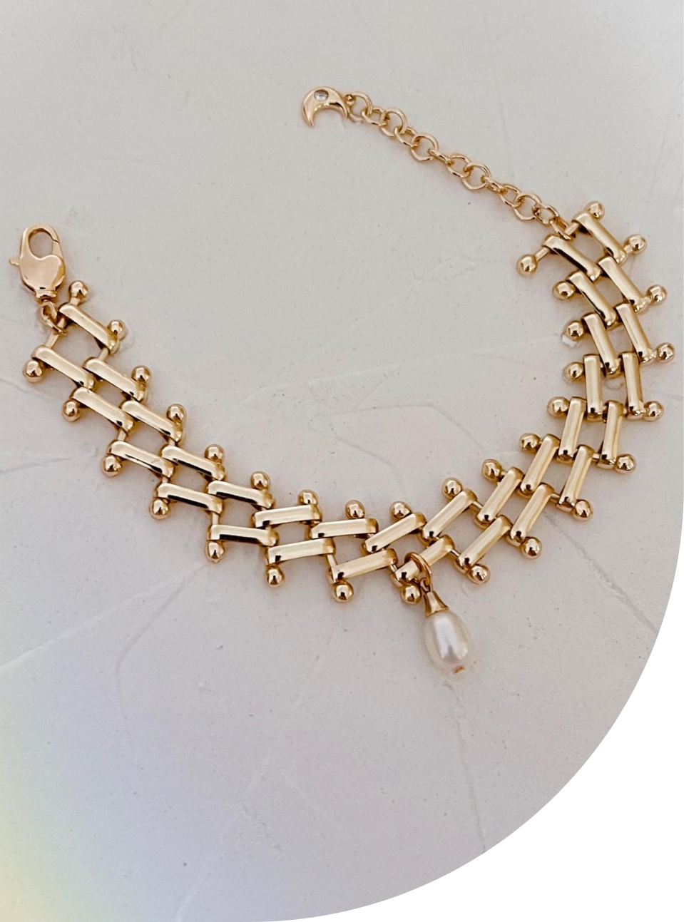 Чокер из цепи ажурного плетения украшен каплей натурального жемчуга.