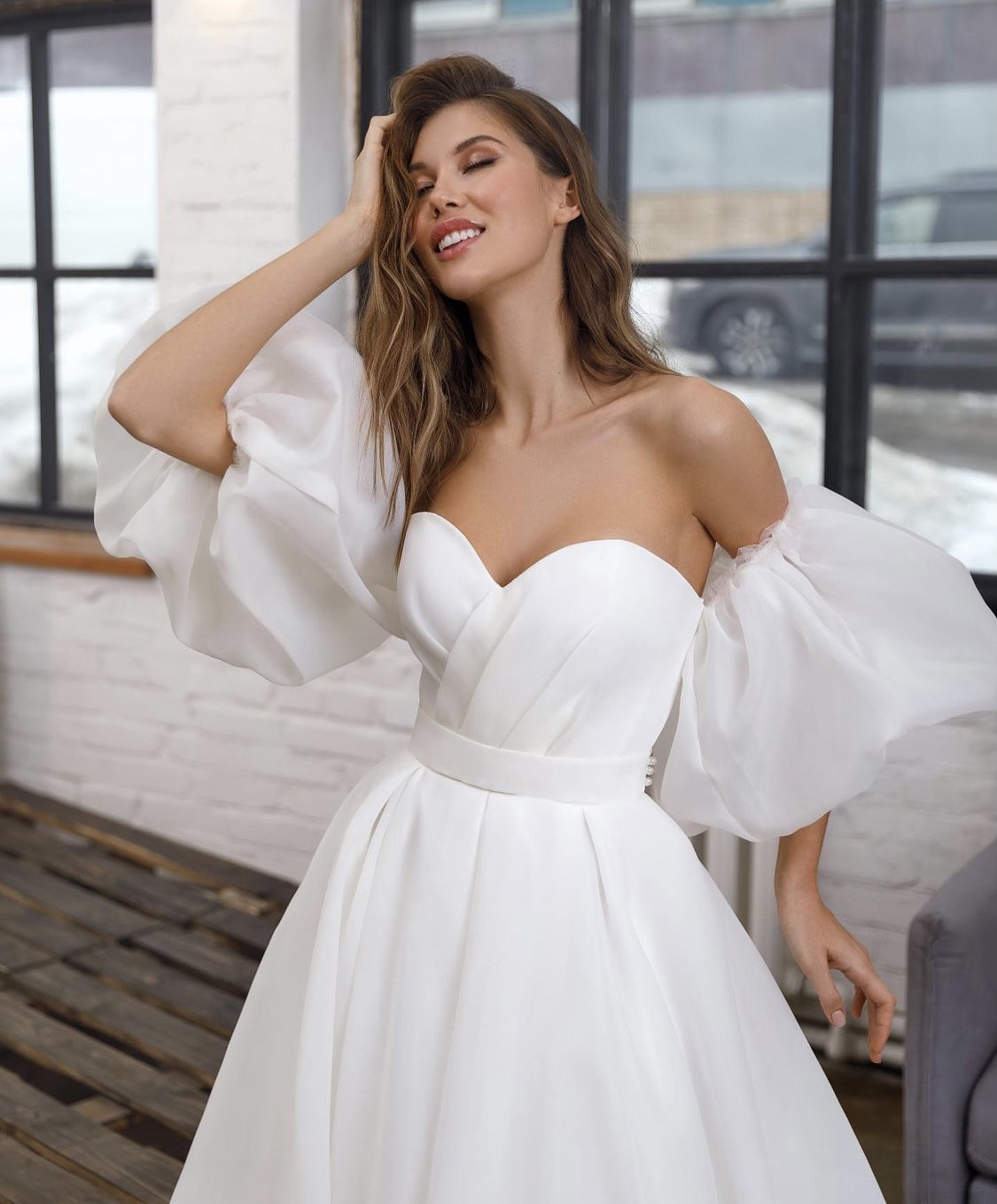 Свадебное платье с объемными съемными рукавами Батайск