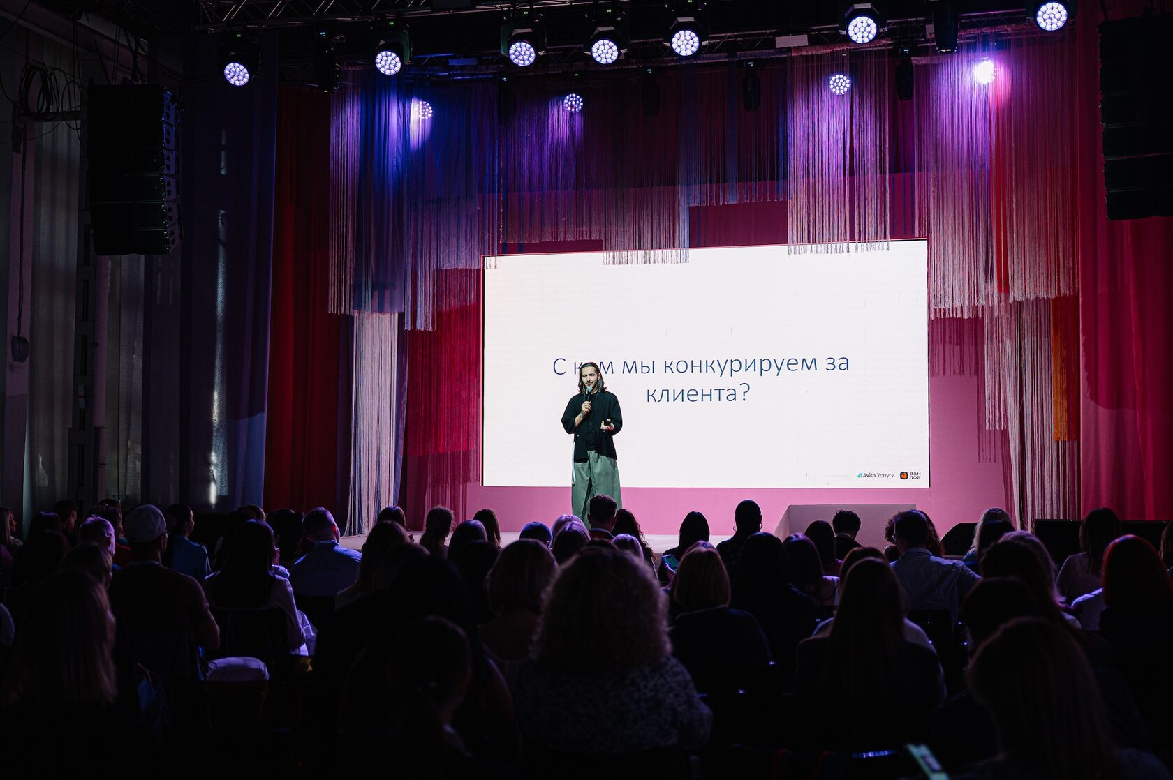 Сергей Теймуров выступает на большой сцене конференции перед полным залом